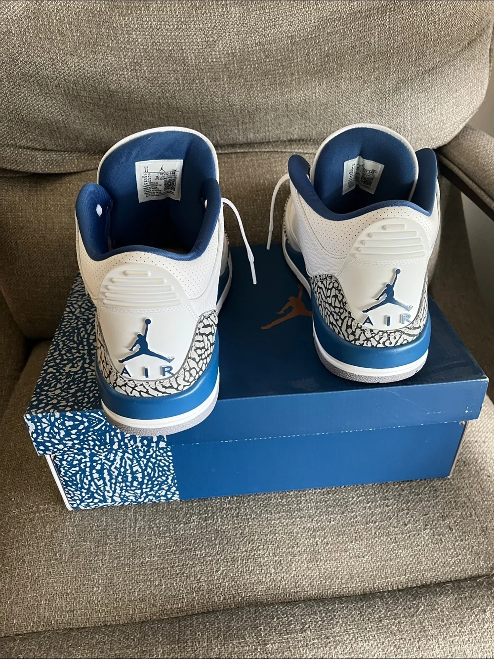 Jordan Men's White and Blue Retro Basketball Sneakers